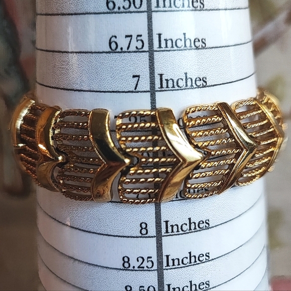 MONET Chevron Shape Gold Tone Vintage Safety Chain Bracelet Excellent Condition - Picture 4 of 8